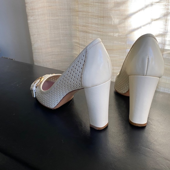 Louis Vuitton white leather open toe pumps heels gold buckle Italy perforated 37 - Picture 9 of 12